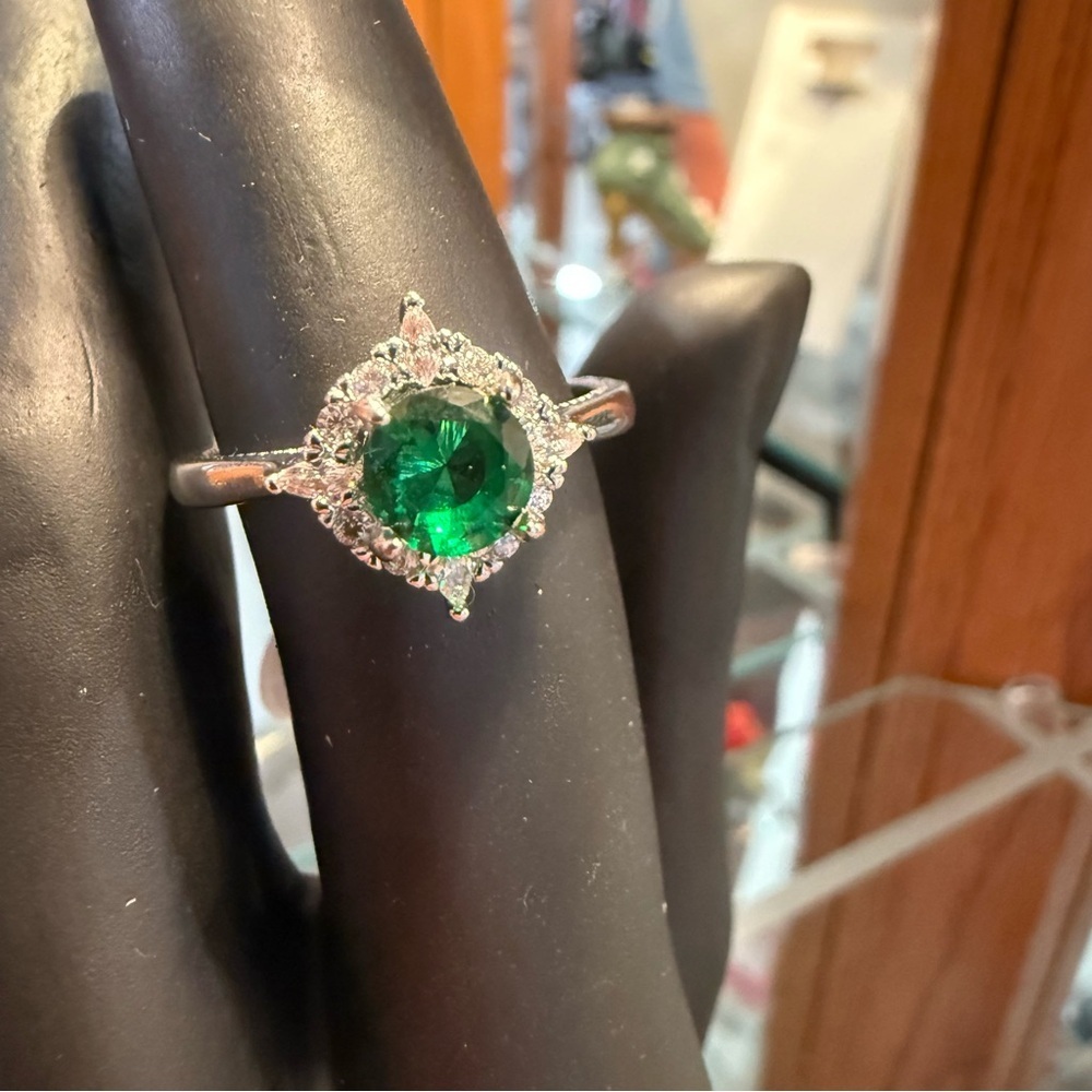 Elegant Silver and Green Gemstone Ring Size 9 engagement promise ring gift - Picture 8 of 9